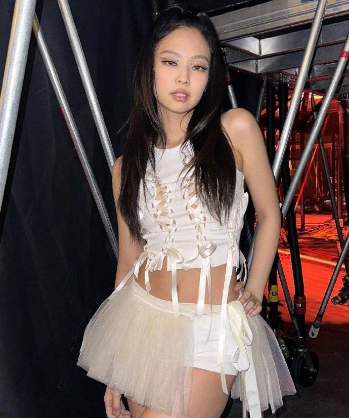 组图：Jennie分享演唱会后台照 全白look大秀长腿蛮腰