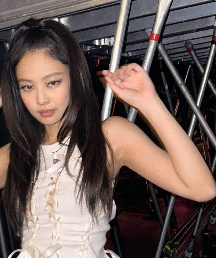 组图：Jennie分享演唱会后台照 全白look大秀长腿蛮腰