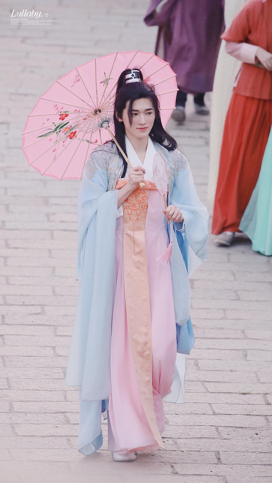 组图:宋亚轩解锁古风女装造型 涂腮红撑油纸伞画风逗趣_高清图集_新浪