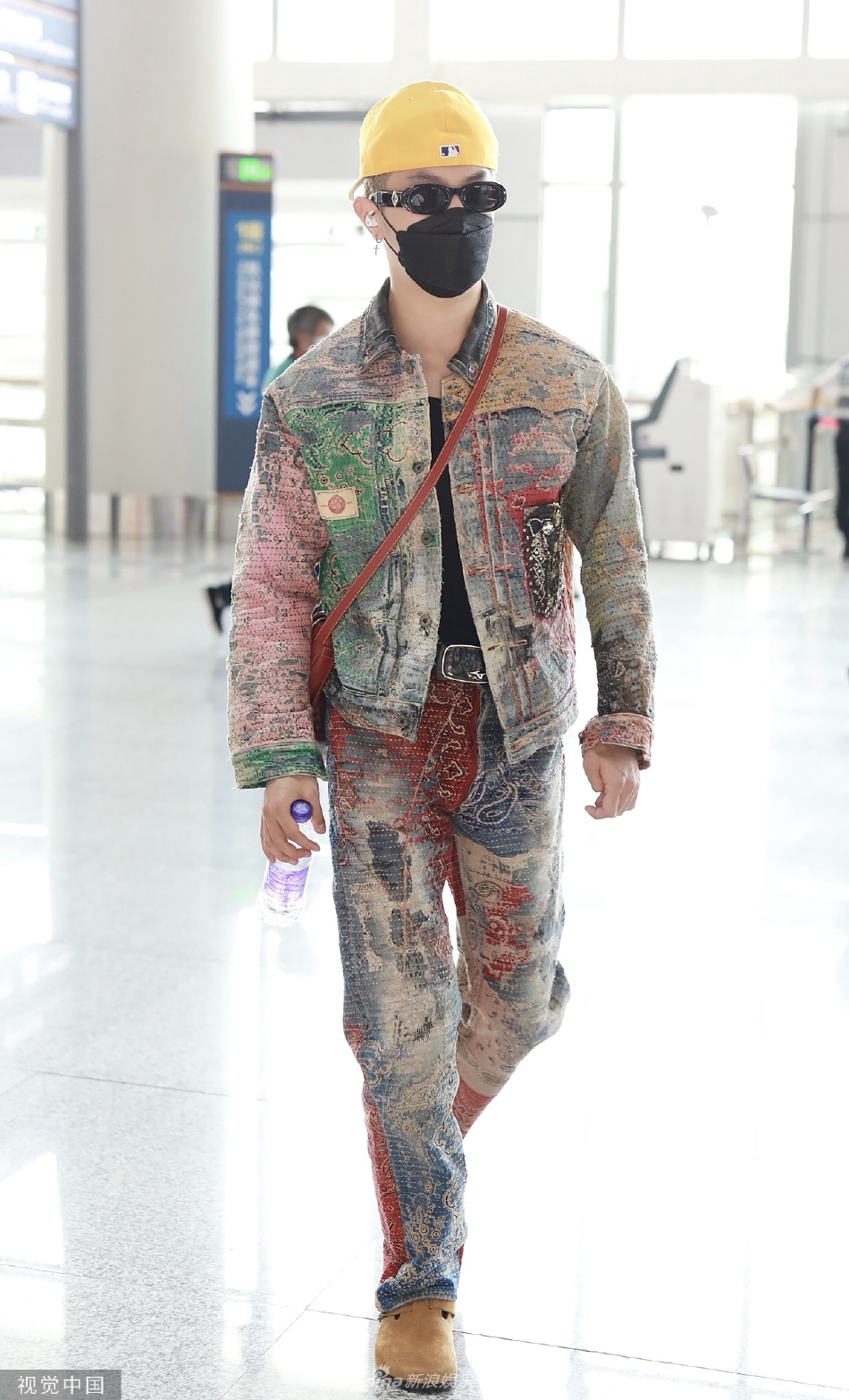 组图：马伯骞录制《新游记》后现身做旧晕染牛仔套装时尚吸睛第1张图片