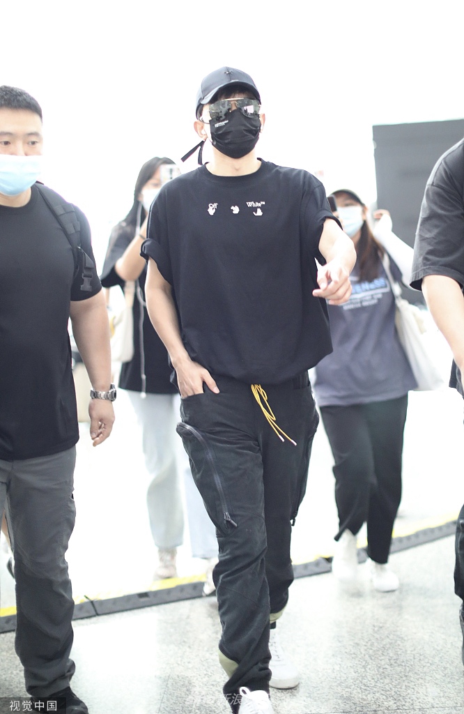 22 10:26:54 1 / 5 新浪娱乐讯 2021年9月22日,深圳,张杰现身机场,戴