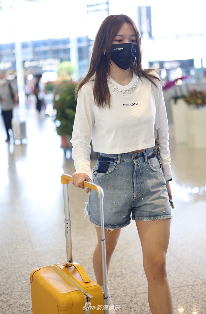 组图:程潇卫衣搭超短裤秀美腿 小蛮腰微露格外吸睛_高清图集_新浪网