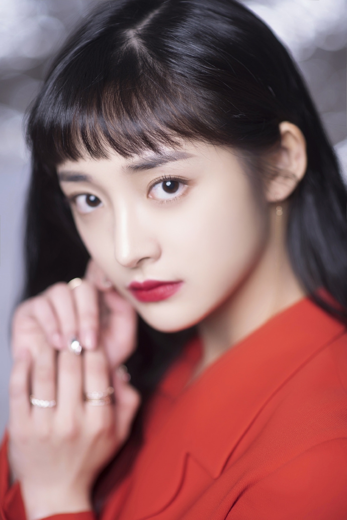 组图:周洁琼短刘海造型可爱复古 红衣皮短裤亮相元宵晚会