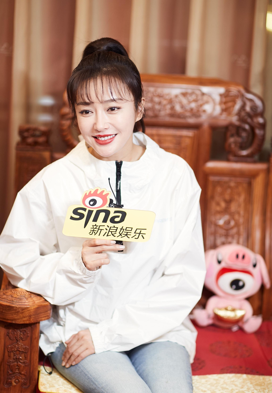 组图:"贤惠娘娘"秦岚再上线 白月光包饺子贺新年