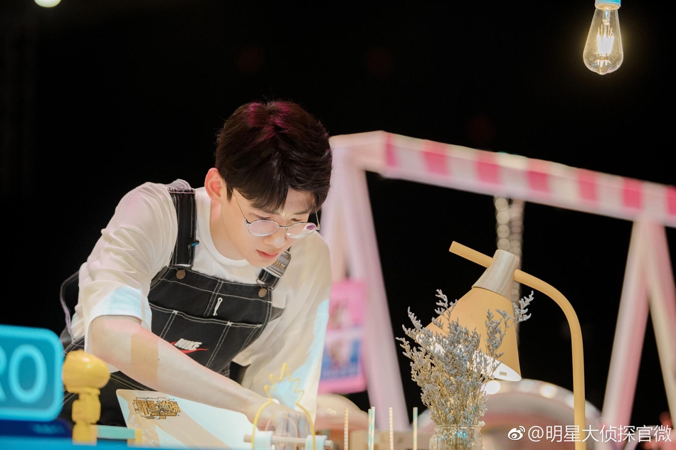 组图:白敬亭变身人气调水师 穿背带裤十级帅气