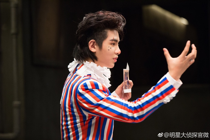 1月3日,《明星大侦探》官微曝光下期justin黄明昊造型,justin穿小丑服