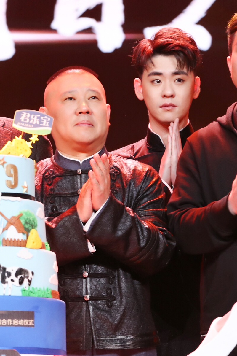 组图:张云雷亮面大褂帅气逼人 郭德纲再回归《喜剧人5》