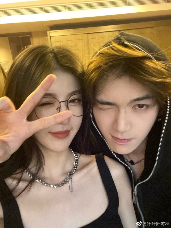 组图:青你选手叶河林晒与女友合照官宣恋情 好友沈群丰送祝福