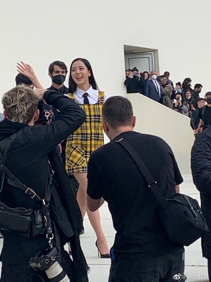 組圖：金智秀巴黎時裝週看秀生圖曝光 身穿黃色格子裙秀美腿