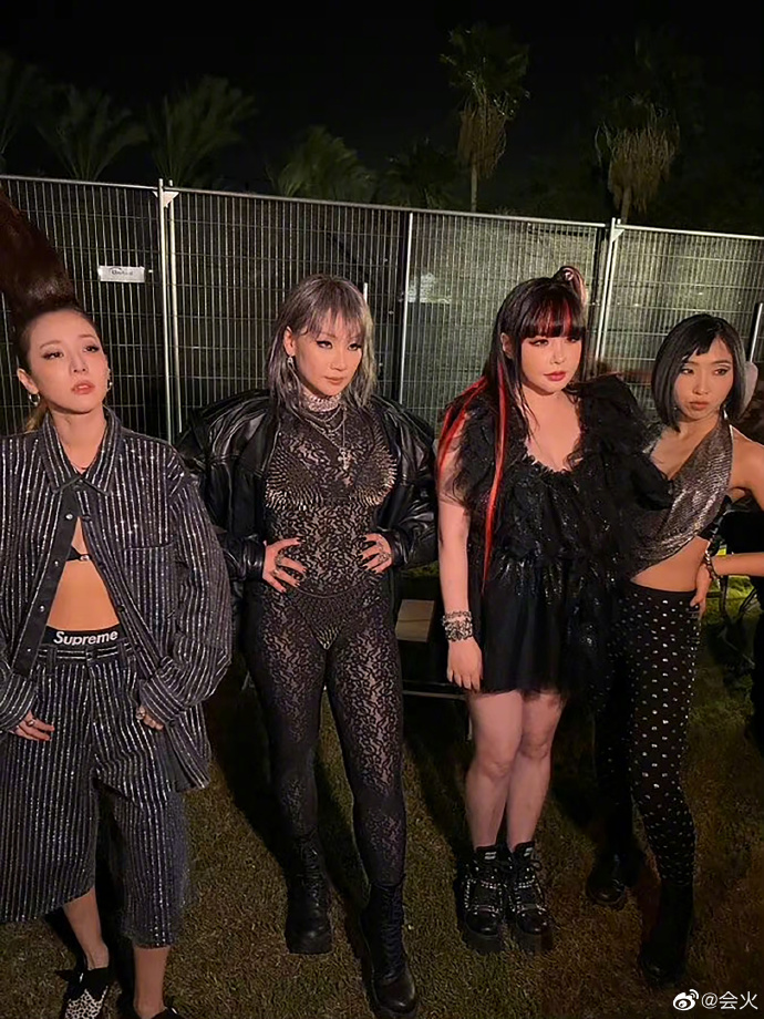 組圖：2NE1後臺同框合照曝光 時隔七年合體舞臺引發粉絲淚目