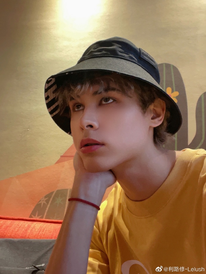 组图：利路修晒照庆《创造营2021》决赛一周年发文感谢粉丝陪伴