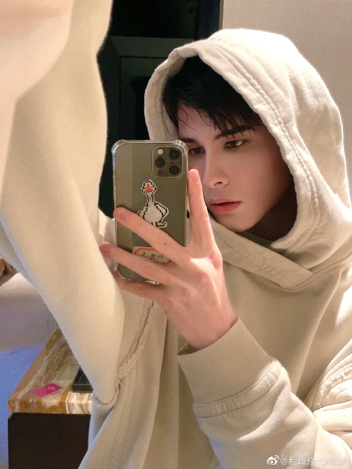 组图：利路修晒照庆《创造营2021》决赛一周年发文感谢粉丝陪伴