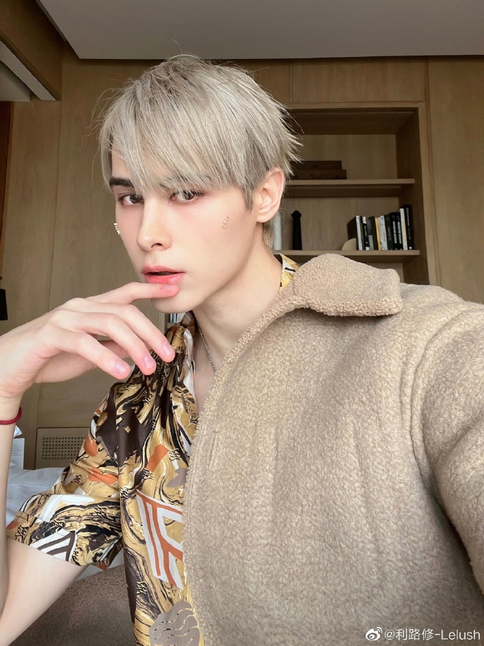 组图：利路修晒照庆《创造营2021》决赛一周年发文感谢粉丝陪伴