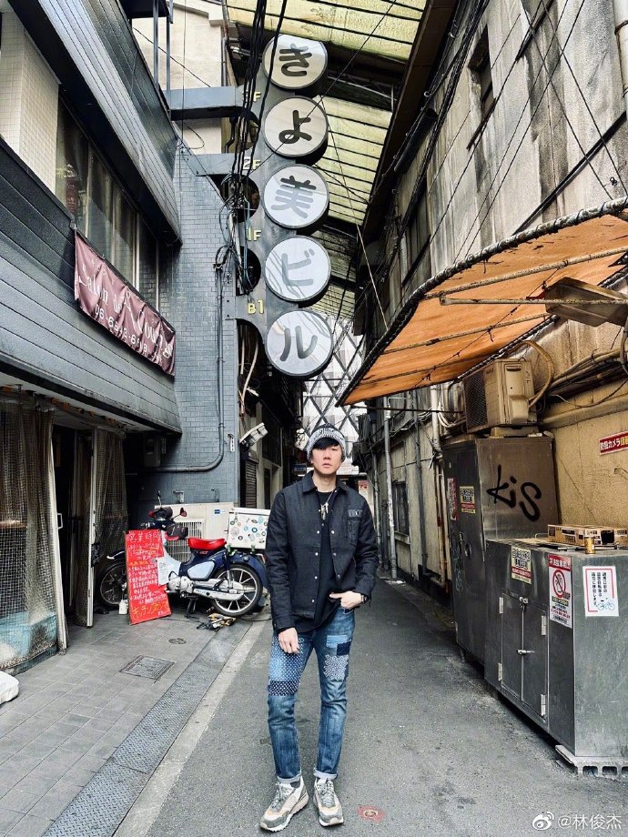 组图：林俊杰分享日本街头随拍照 穿卫衣牛仔裤休闲随性