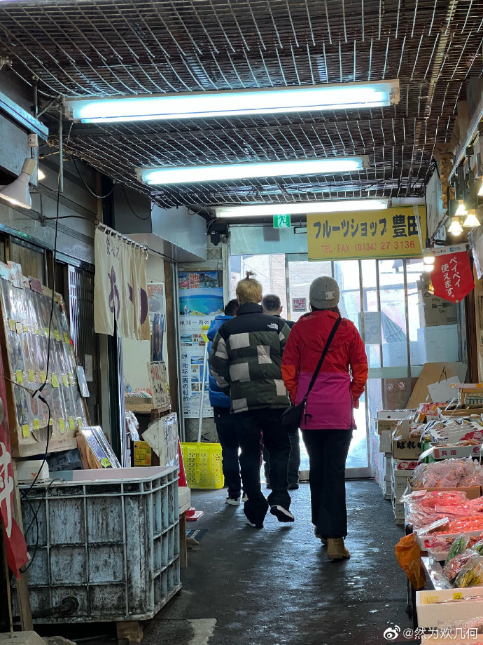 组图：网友日本海鲜市场偶遇鹿晗关晓彤 两人穿着保暖低调甜蜜