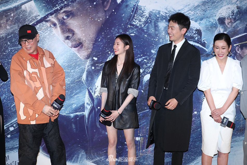 组图:张艺谋携主创亮相《悬崖之上》首映 章子怡等现身支持