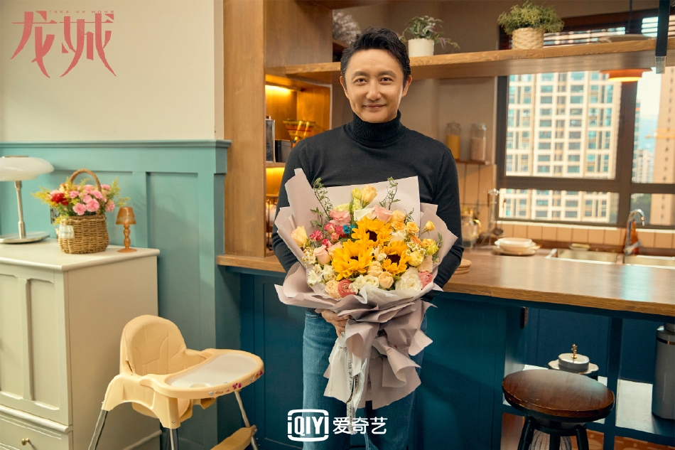 组图：电视剧《龙城》杀青主演马伊琍白宇手捧鲜花心情好