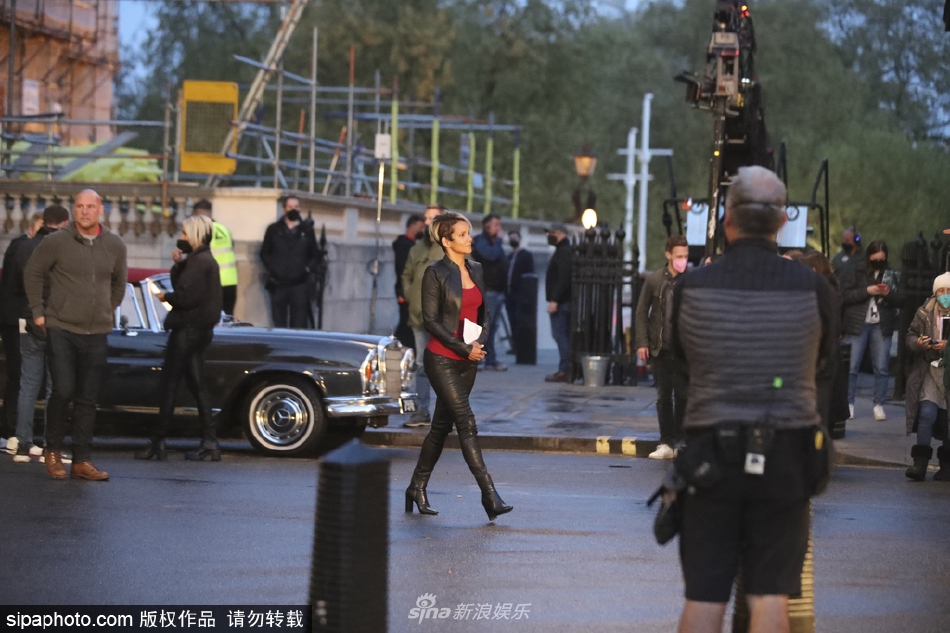 组图:马克·沃尔伯格现身《我们的新泽西人》片场与哈莉贝瑞拥抱第4张图片