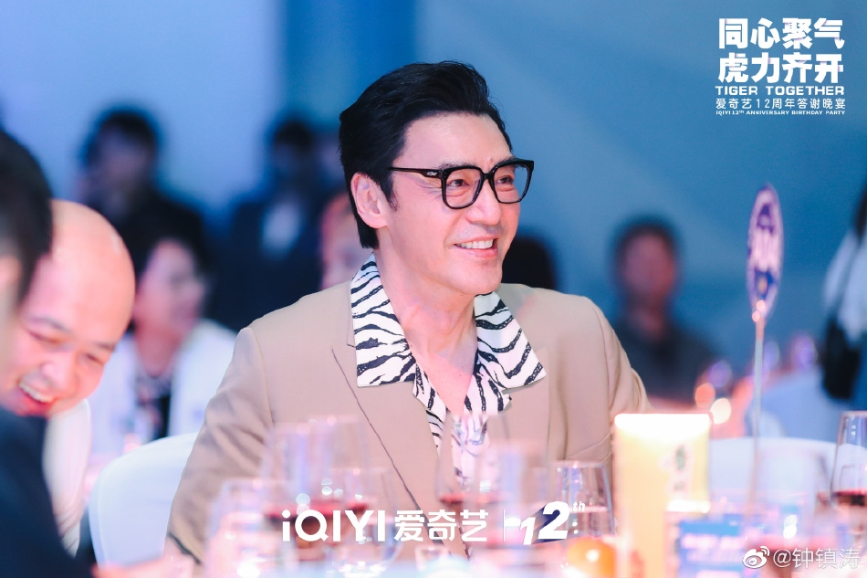 组图：新朋旧友相聚！钟镇涛晒与陈思诚张钧甯吴宣仪等晚宴合影第4张图片