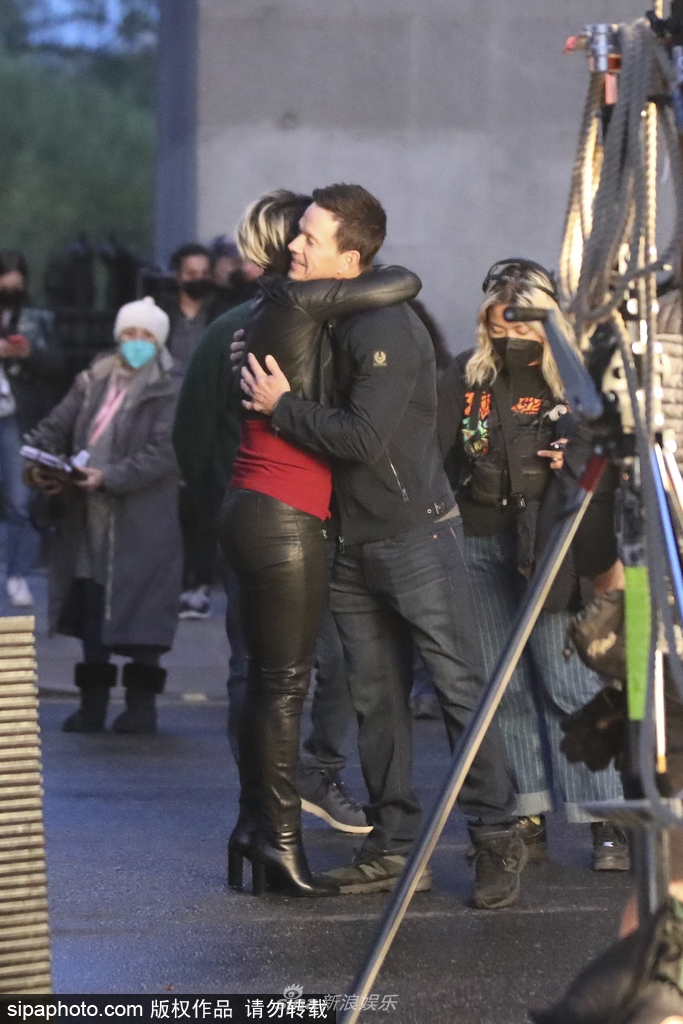 组图:马克·沃尔伯格现身《我们的新泽西人》片场与哈莉贝瑞拥抱第1张图片