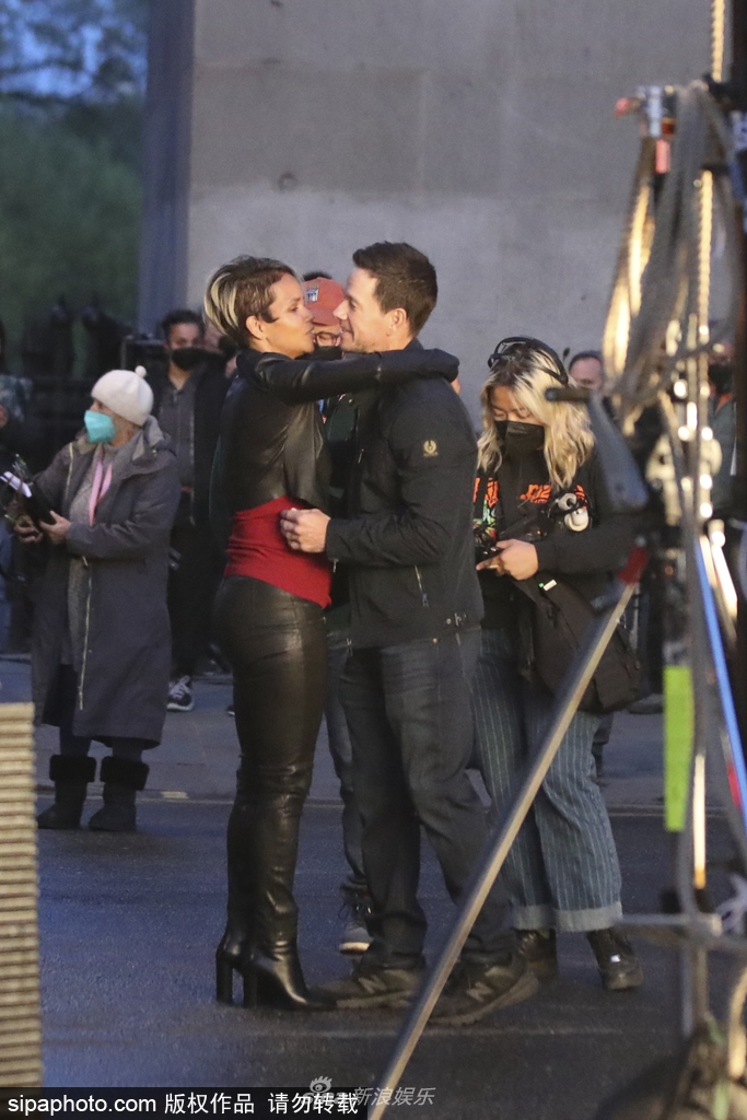 组图:马克·沃尔伯格现身《我们的新泽西人》片场与哈莉贝瑞拥抱第2张图片