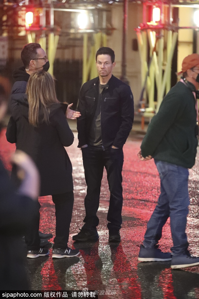 组图:马克·沃尔伯格现身《我们的新泽西人》片场与哈莉贝瑞拥抱第3张图片