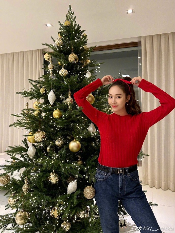 组图：郑秀妍晒圣诞节大片 穿红色毛衣与圣诞树合影画面养眼