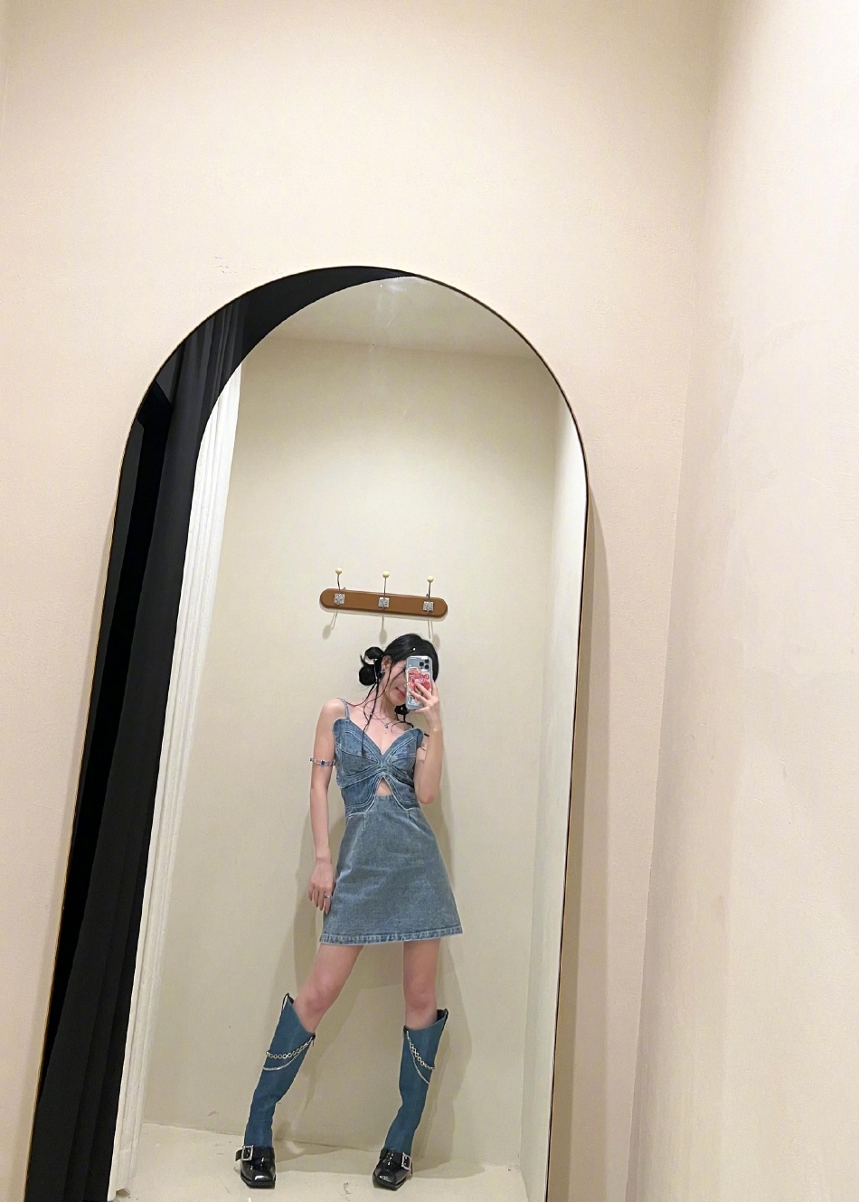 组图鞠婧祎穿蝴蝶牛仔裙自拍化烟熏妆编小细辫又辣又可爱