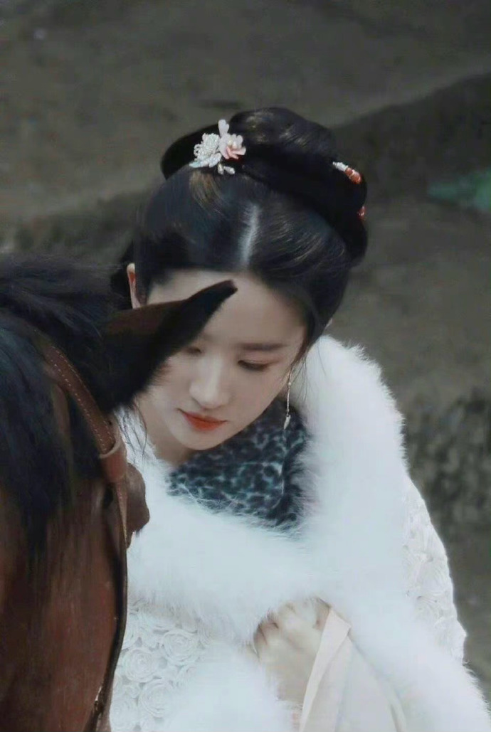 组图：刘亦菲《梦华录》曝新路透白色披肩造型仙气十足第1张图片