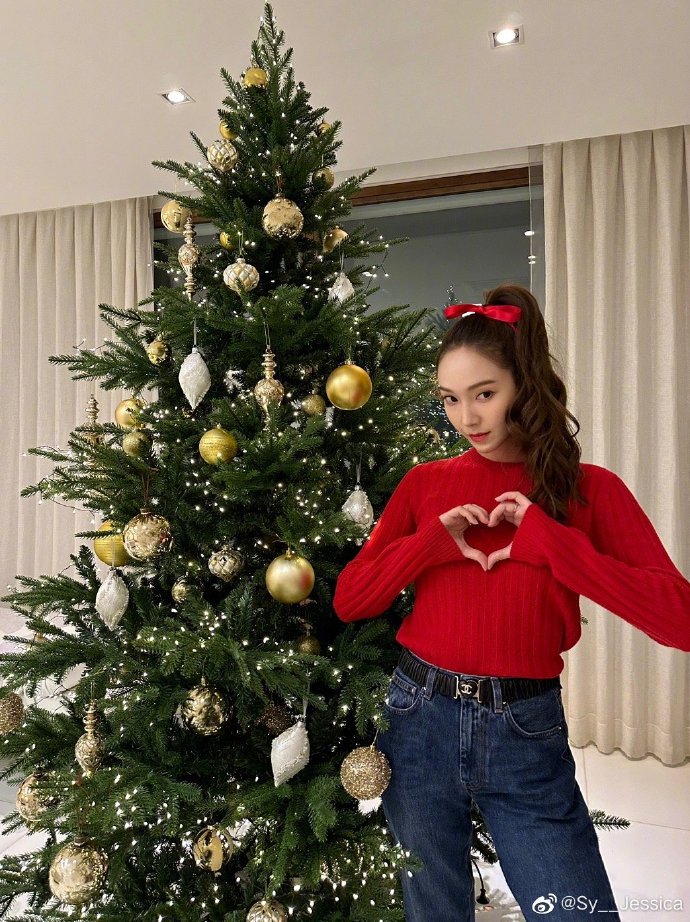 组图：郑秀妍晒圣诞节大片 穿红色毛衣与圣诞树合影画面养眼