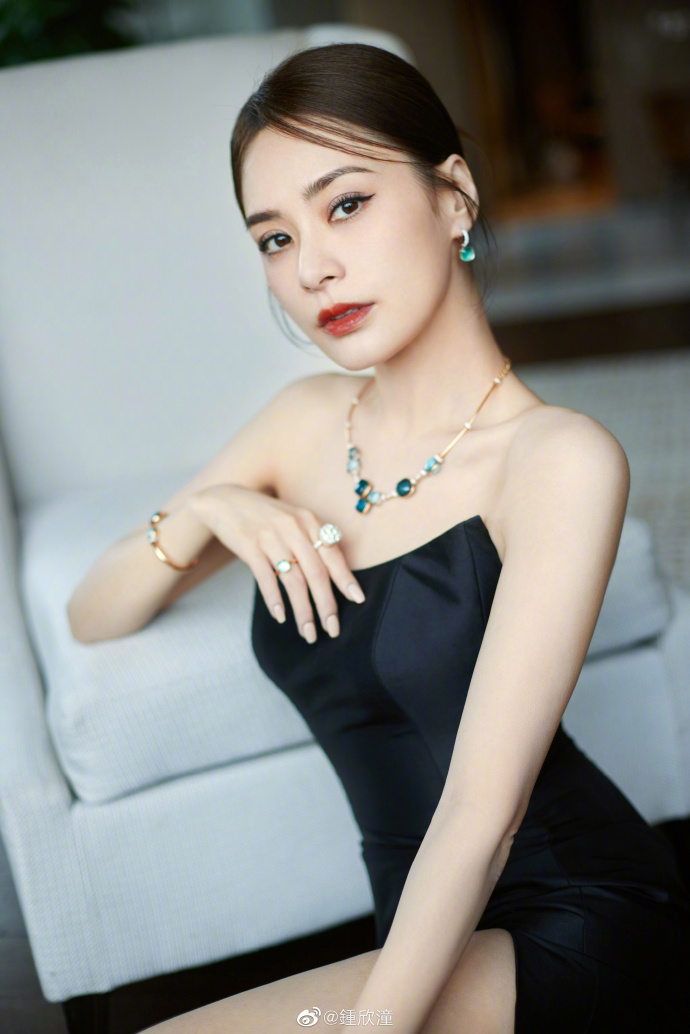 组图:钟欣潼晒盘发写真似优雅黑天鹅 穿抹胸高开叉长裙秀美腿_高清