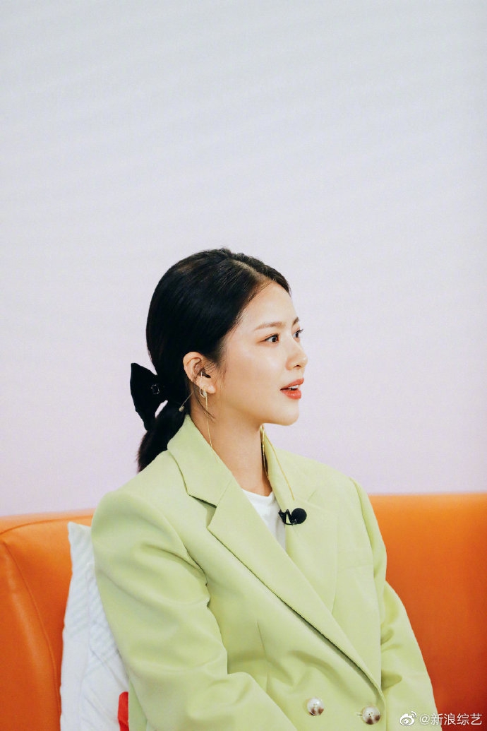 组图:杜淳老婆高清正面照首曝光 穿浅色西装侧颜精致气质优雅