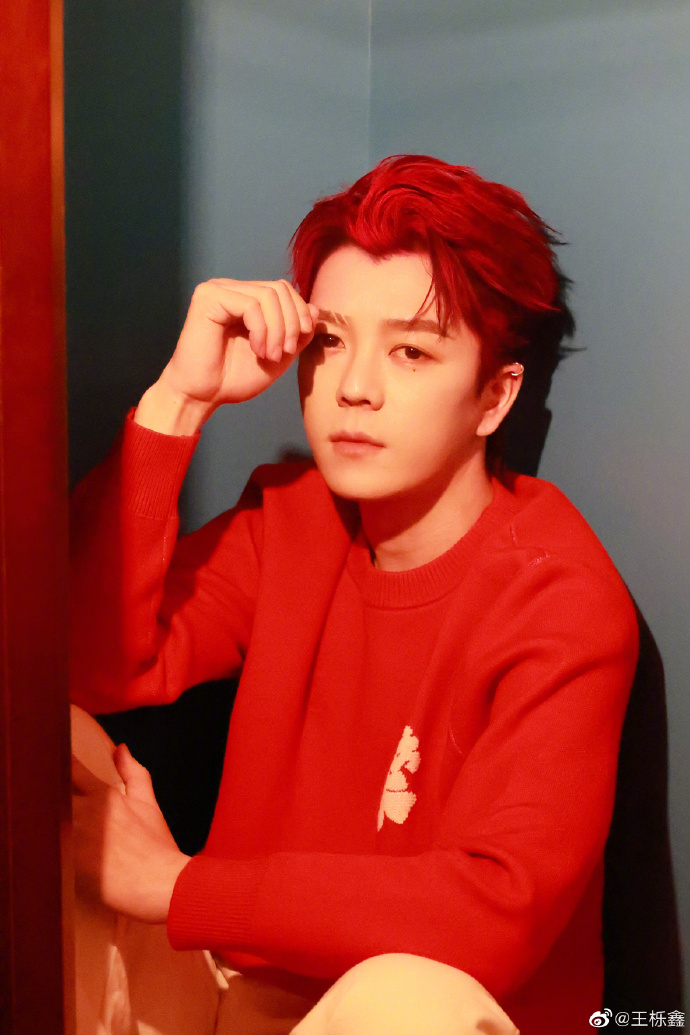 组图：王栎鑫分享圣诞大片 红发造型搭配红色毛衣帅气养眼