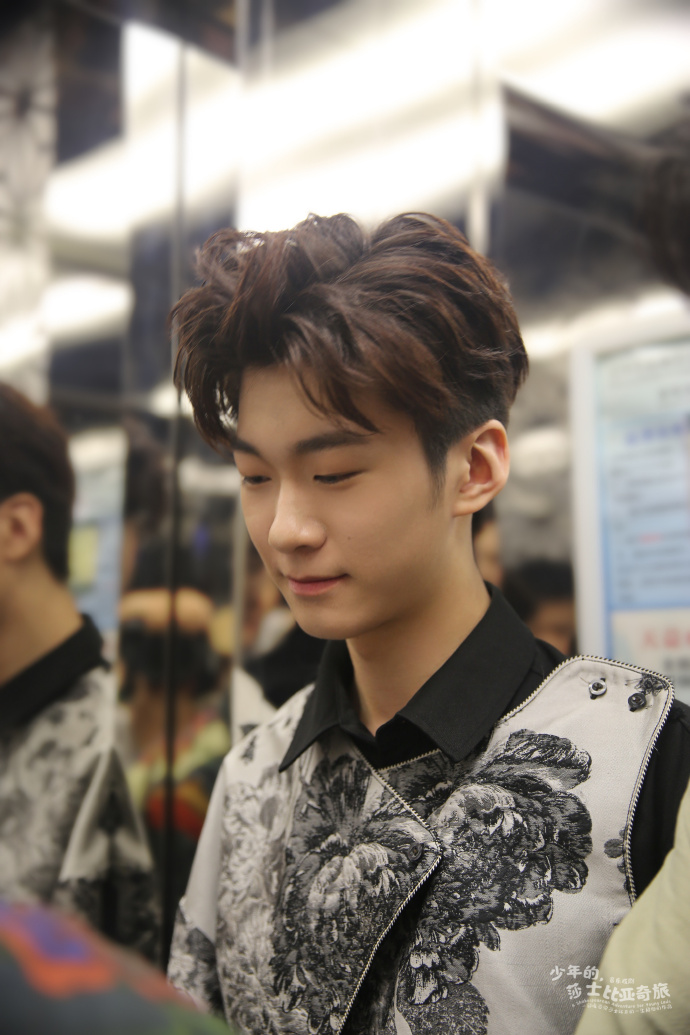 组图:张亮儿子张悦轩话剧巡演路透 身姿挺拔帅气越来越像爸爸_高清