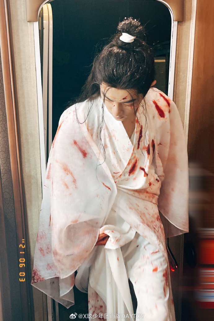 组图:肖战分享《玉骨遥》时影受刑戏花絮照 白衣战损侧颜精致