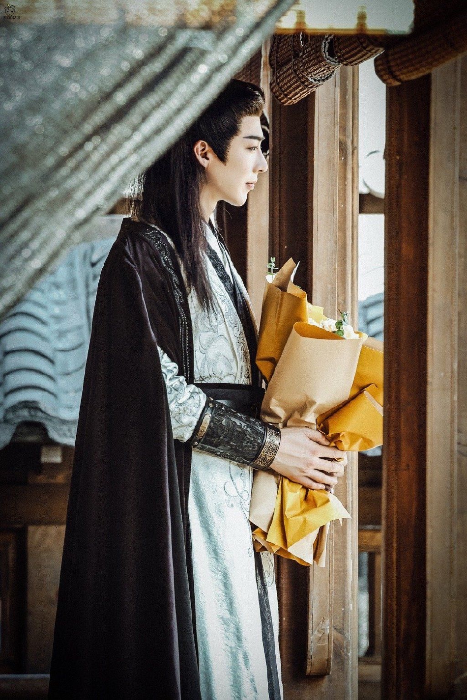 组图:刘宇宁《折腰》杀青饭拍 高马尾造型捧花比耶状态好