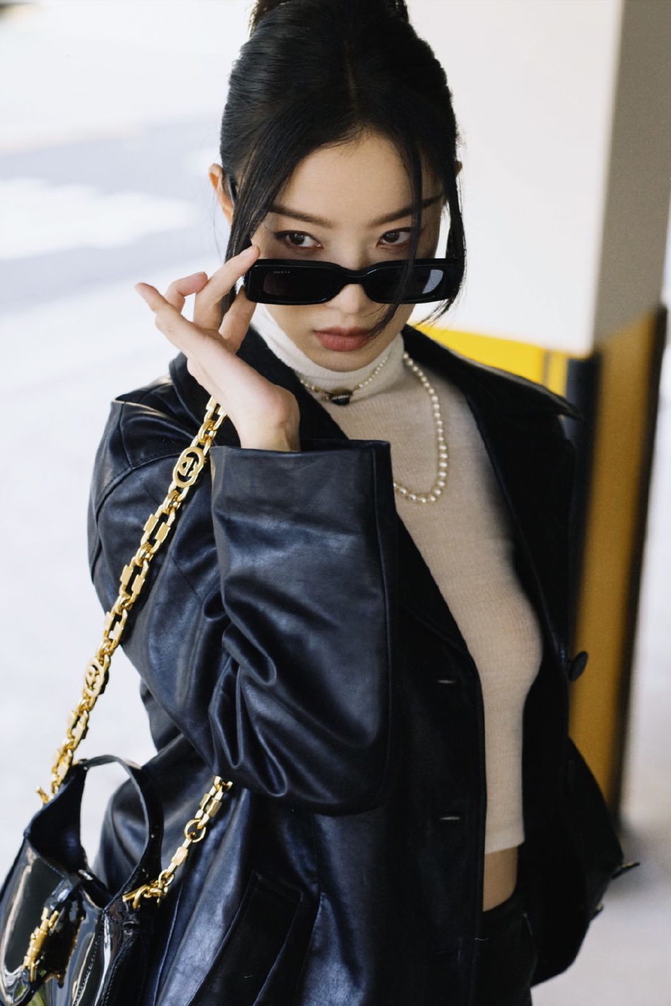 组图:工作室晒倪妮首尔街头随拍 皮衣搭配皮质半身裙造型slay_高清