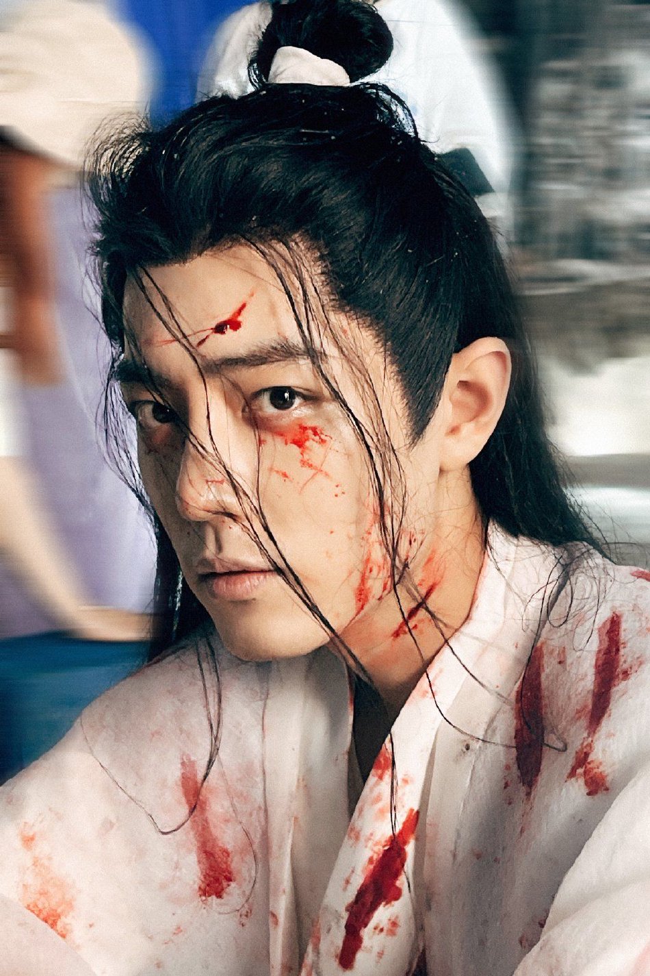 组图:肖战分享《玉骨遥》时影受刑戏花絮照 白衣战损侧颜精致