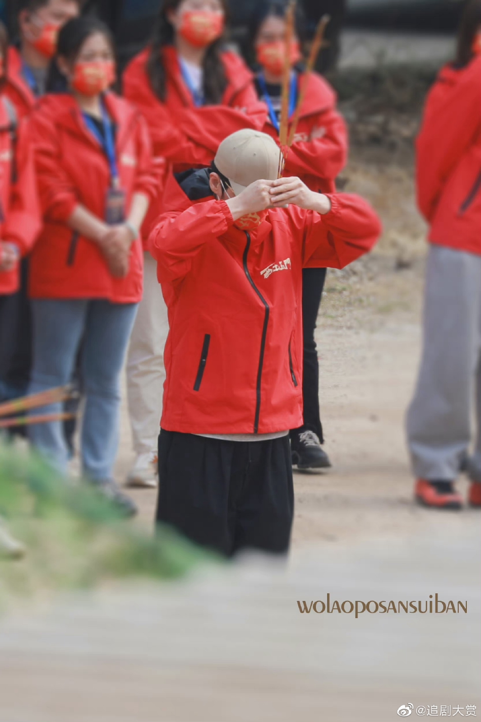 组图：倪妮白宇新剧《西出玉门》开机路透穿红色上衣画面养眼