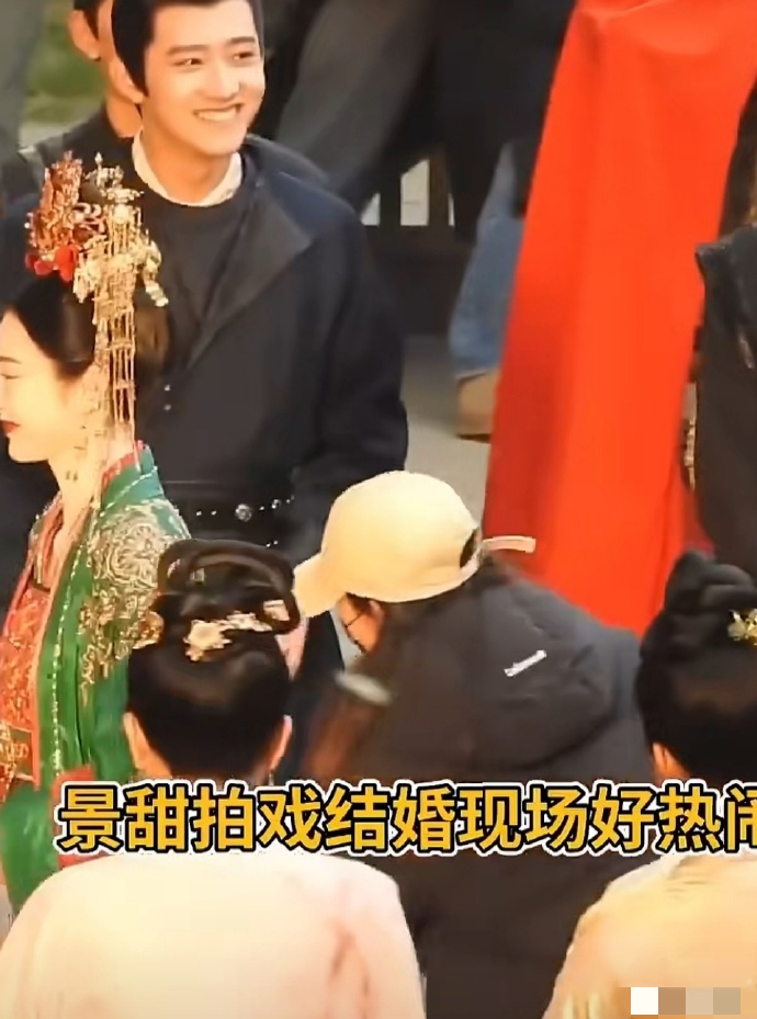 组图:冯绍峰景甜《灼灼风流》大婚路透 礼服造型喜庆气氛热闹