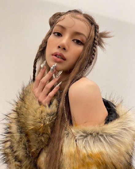 组图：Lisa晒雀斑妆自拍 双麻花辫造型将刘海梳起秒变酷girl