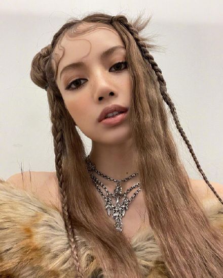 组图：Lisa晒雀斑妆自拍 双麻花辫造型将刘海梳起秒变酷girl