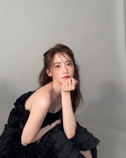 组图：林允儿黑裙雀斑妆造型妆容精致 锁骨线条流畅天鹅颈吸睛