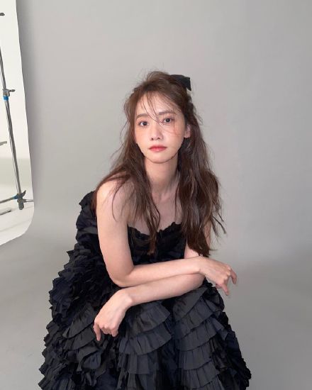 组图：林允儿黑裙雀斑妆造型妆容精致 锁骨线条流畅天鹅颈吸睛
