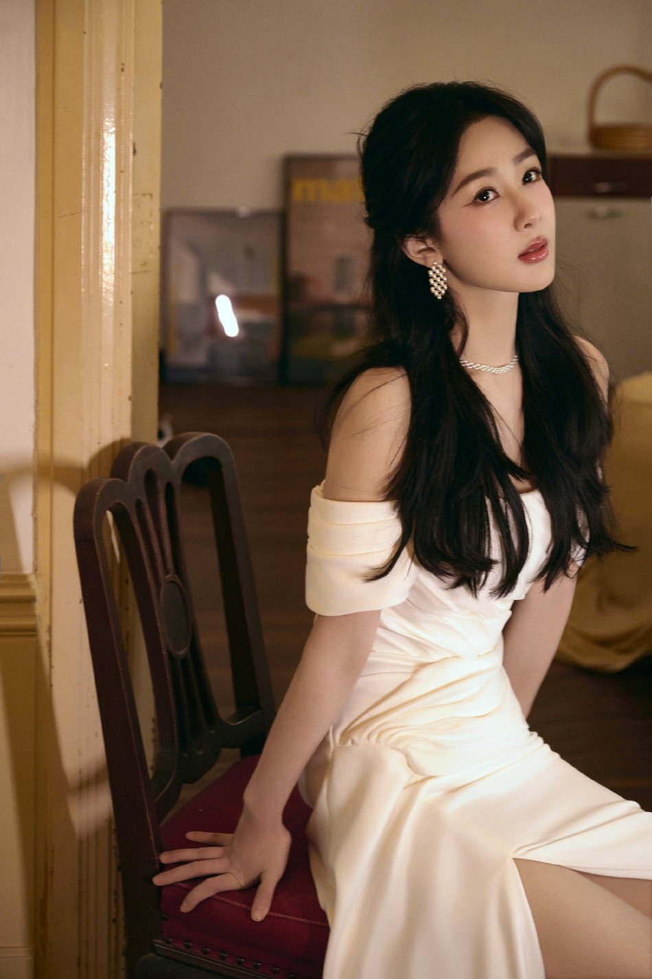 组图:杨紫穿纯白一字肩长裙美似公主 高开叉造型秀出大长腿_高清图集