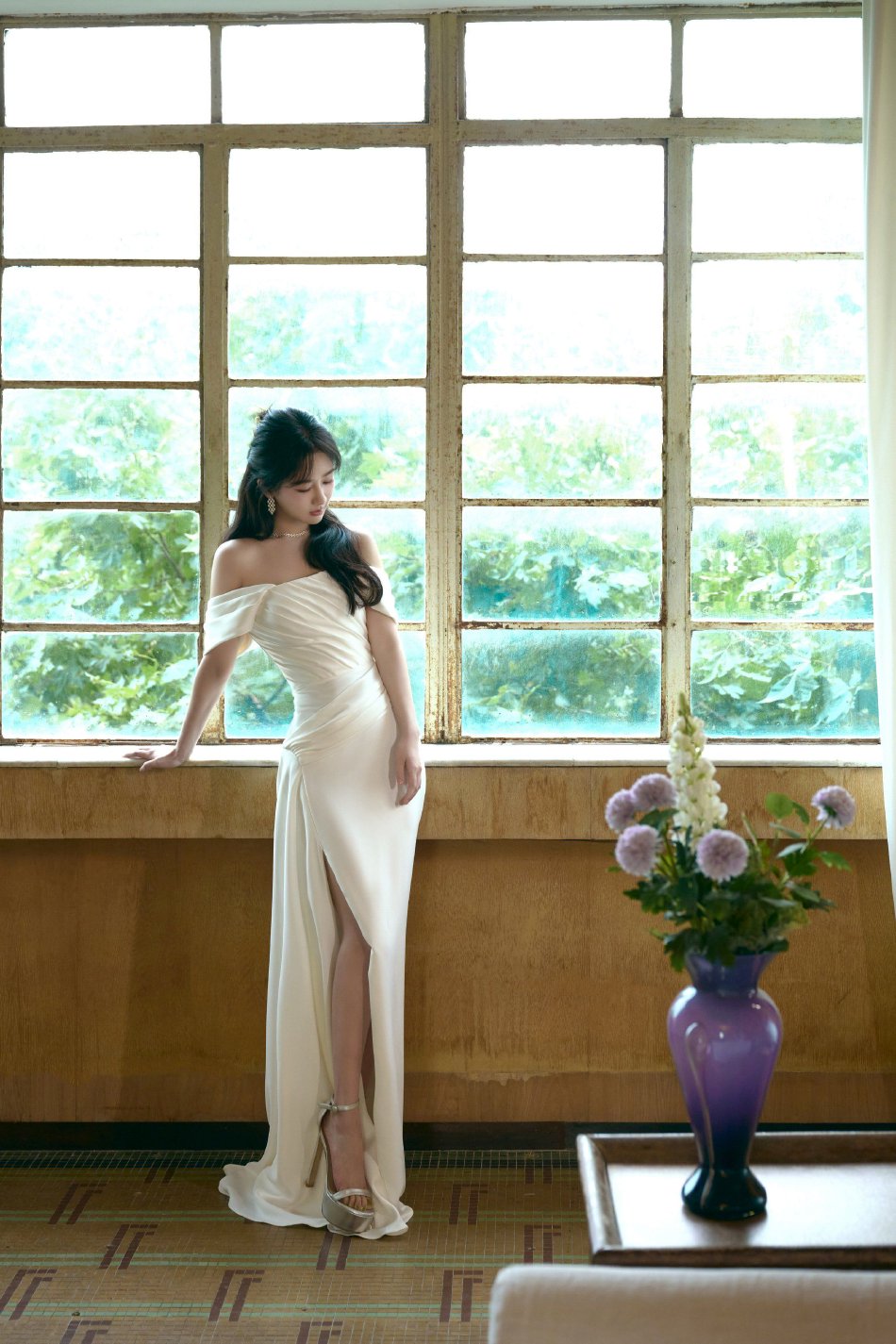 杨紫穿纯白一字肩长裙美似公主 高开叉造型秀出大长腿-易天影视公司