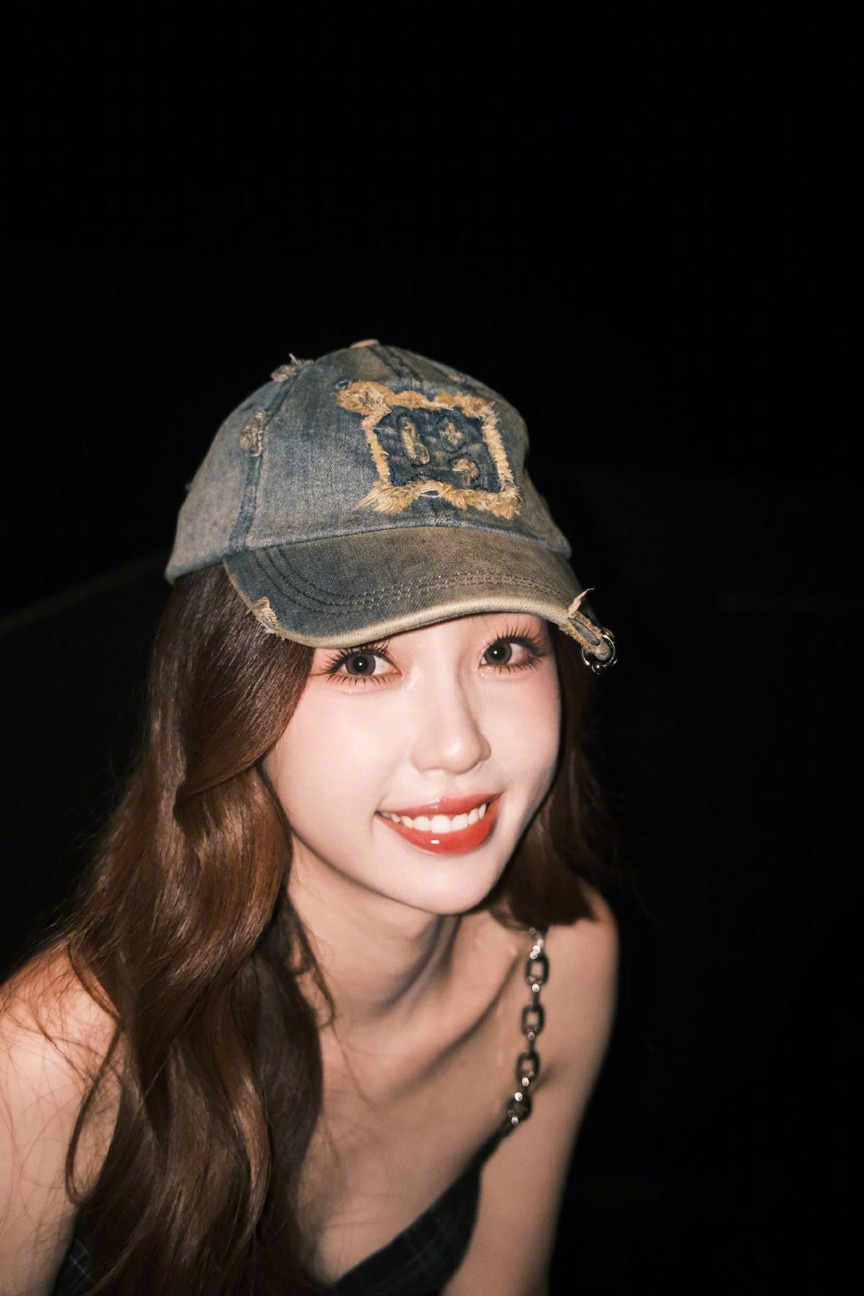 新浪娱乐讯 7月23日,虞书欣分享近照,她身穿露腰格子裙小秀性感,戴