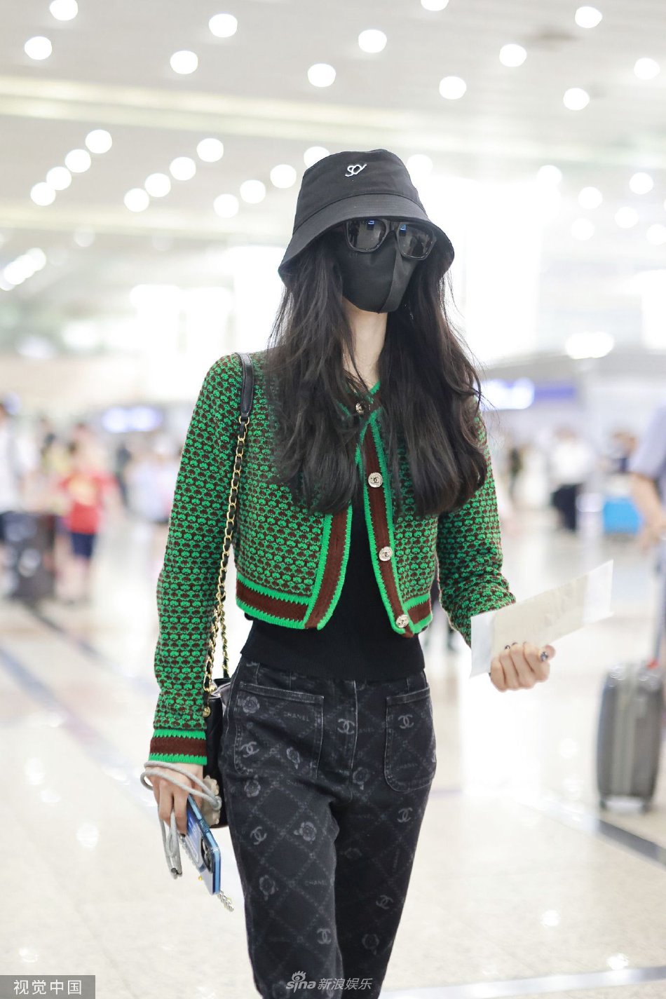 组图:刘诗诗回国机场路透满屏大长腿 渔夫帽配黑超包裹严实_高清图集