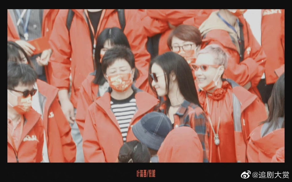 组图：倪妮白宇新剧《西出玉门》开机路透穿红色上衣画面养眼第2张图片