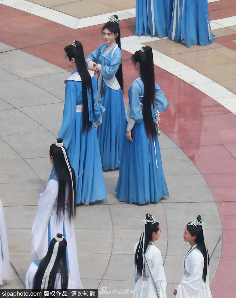组图：鞠婧祎《仙剑奇侠传四》路透一袭蓝色古装仙气十足第2张图片
